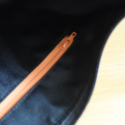 イタリア生地の半月ボディバッグ２(黒❀)　カジュアル　大人ボディバッグ 6枚目の画像