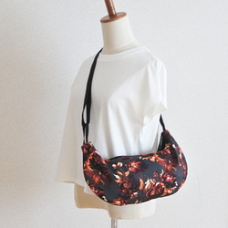 イタリア生地の半月ボディバッグ２(黒❀)　カジュアル　大人ボディバッグ 2枚目の画像