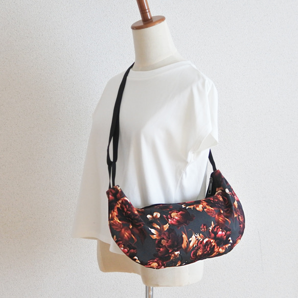 イタリア生地の半月ボディバッグ２(黒❀)　カジュアル　大人ボディバッグ 2枚目の画像