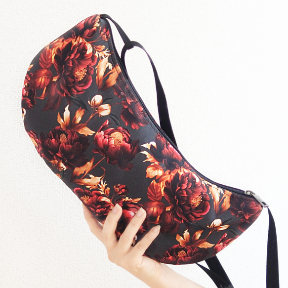 イタリア生地の半月ボディバッグ２(黒❀)　カジュアル　大人ボディバッグ 1枚目の画像