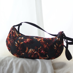 イタリア生地の半月ボディバッグ２(黒❀)　カジュアル　大人ボディバッグ 7枚目の画像