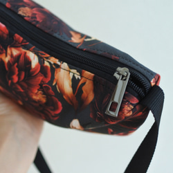 イタリア生地の半月ボディバッグ２(黒❀)　カジュアル　大人ボディバッグ 5枚目の画像