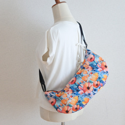 イタリア生地の半月ボディバッグ２(ピンク❀)　カジュアル　大人ボディバッグ 5枚目の画像