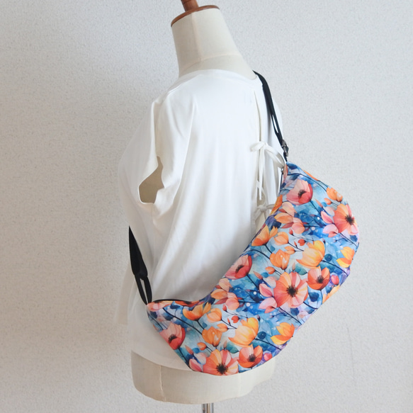 イタリア生地の半月ボディバッグ２(ピンク❀)　カジュアル　大人ボディバッグ 5枚目の画像