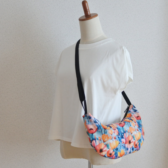 イタリア生地の半月ボディバッグ２(ピンク❀)　カジュアル　大人ボディバッグ 6枚目の画像