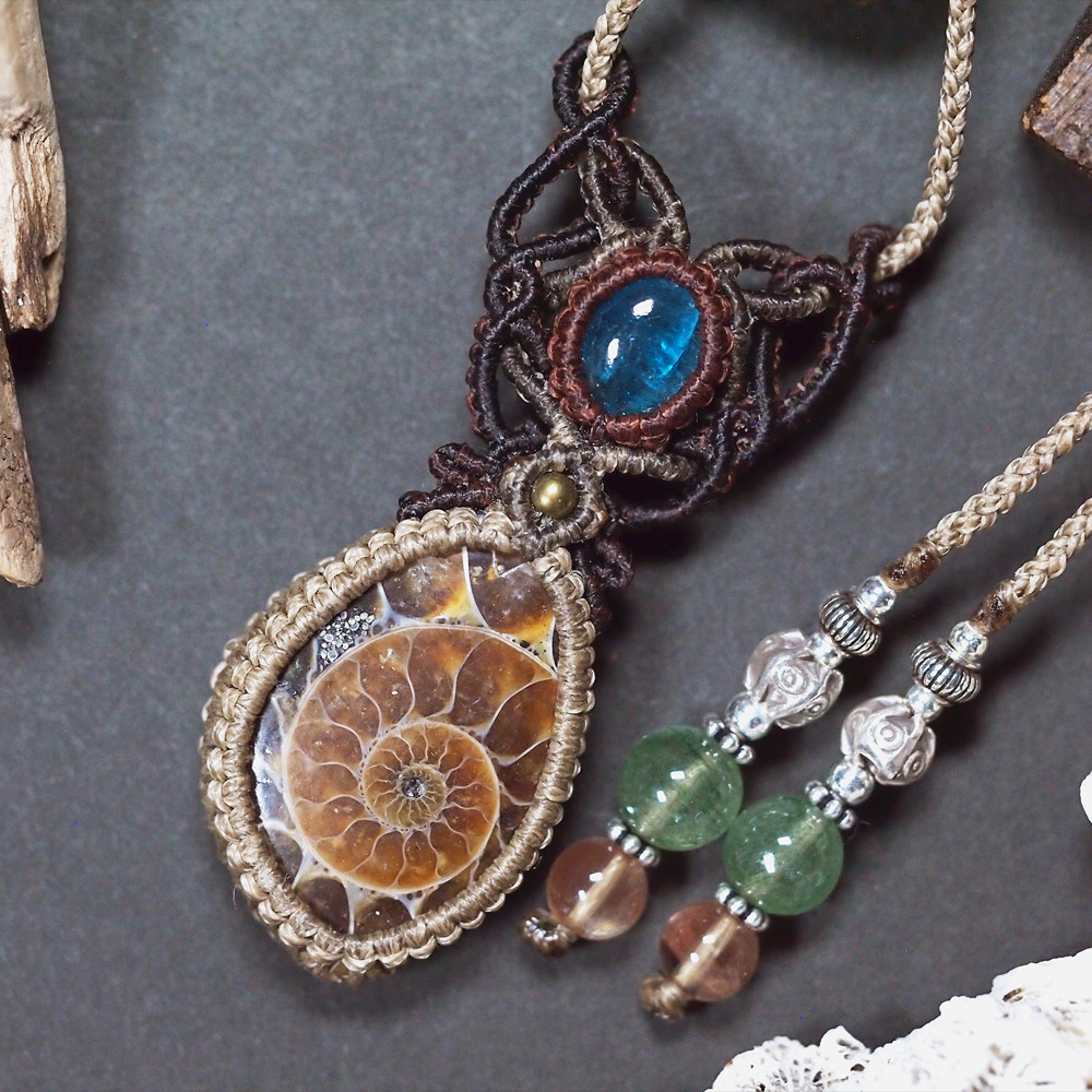 アンモナイトとブルーアパタイトのマクラメネックレス　「白亜の波間」