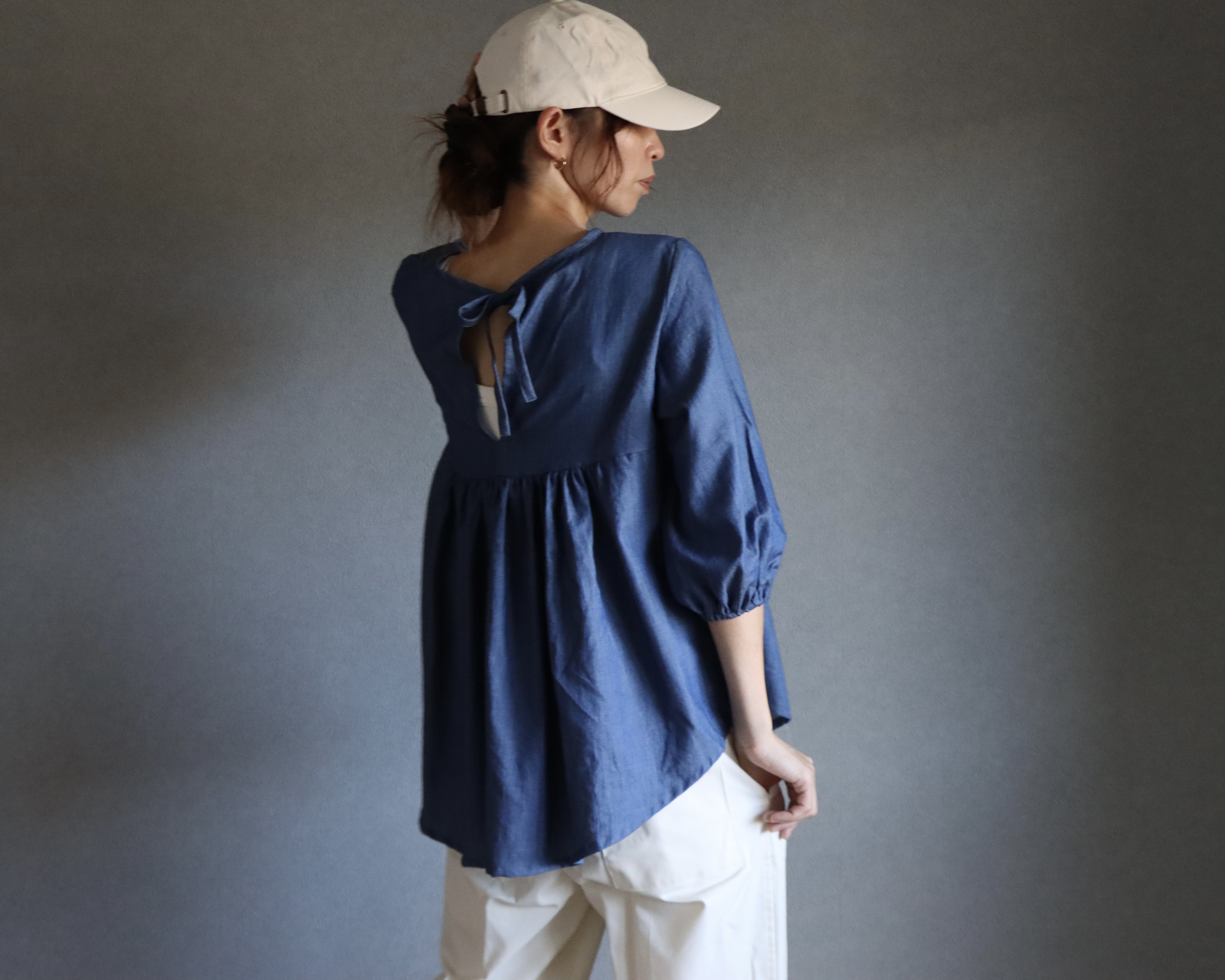 児島デニム極薄3.5オンスふわふわデニムで魅せる、ギャザーたっぷりパックリボントップス／ブルー