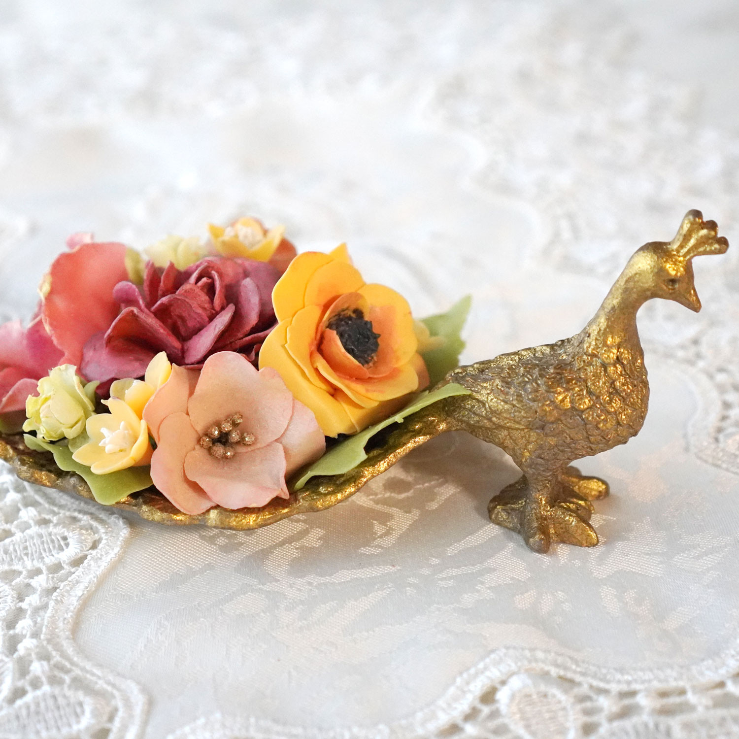 【 孔雀の器】 シックなクレイフラワー アレンジメント クレイアート 粘土 花 インテリア パンフラワー