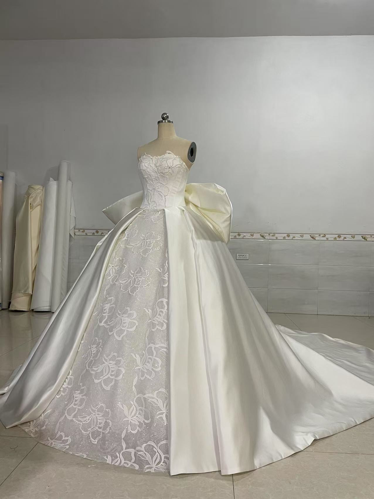 優雅チューブトップ　袖無し　オフホワイト　バックリボン　ウェディングドレス　高級サテン　咲き誇る透けレース　前撮り二次会