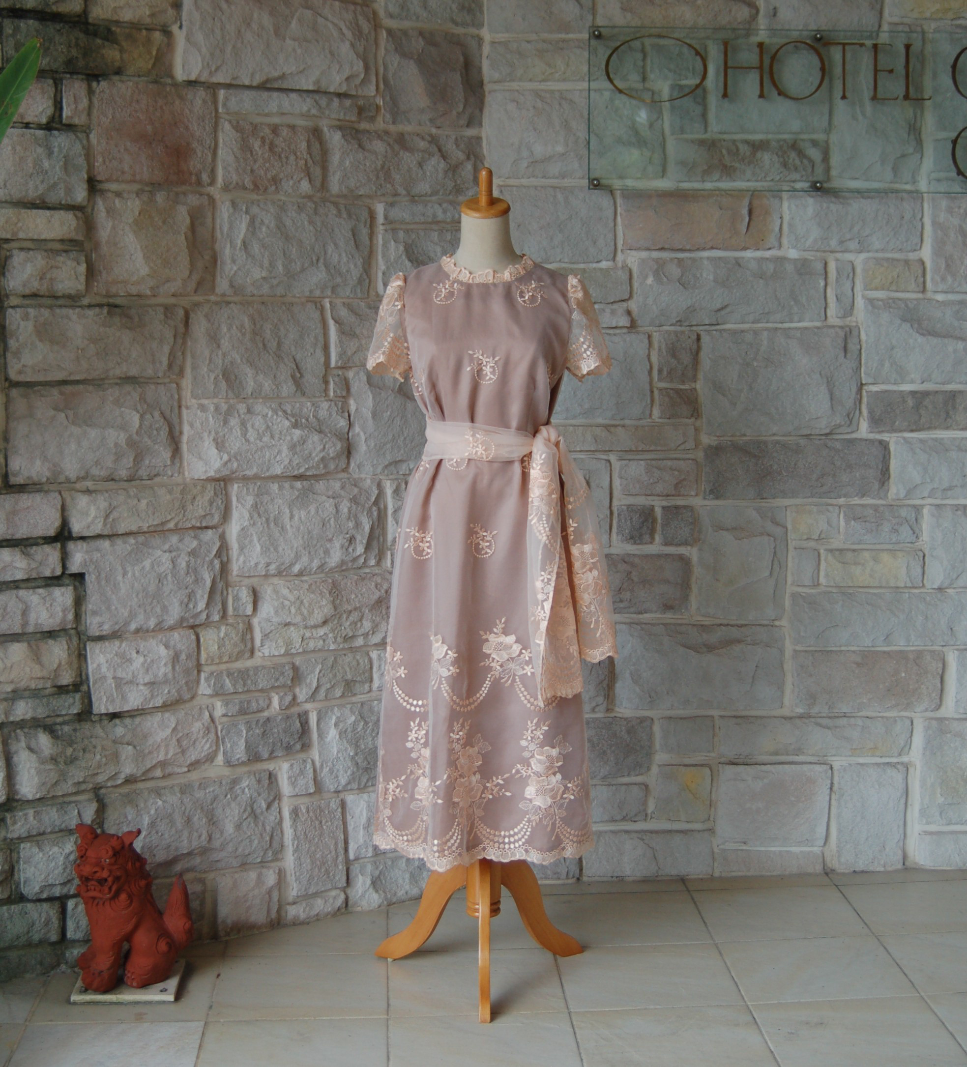 華やかでゴージャス　エンブロイダリー（刺繍）ワンピース　オレンジベージュ　裏地付き　演奏会等のお衣装にもおすすめです