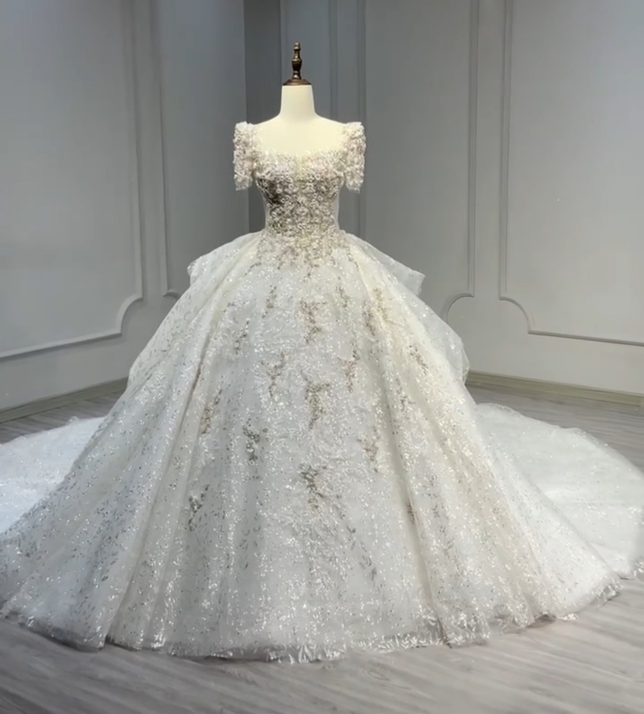 韓国風　ラッフルスカート　編み上げ　華やかなトレーン白ホワイト　チュール　ビーズレース半袖ウェディングドレス海外挙式花嫁