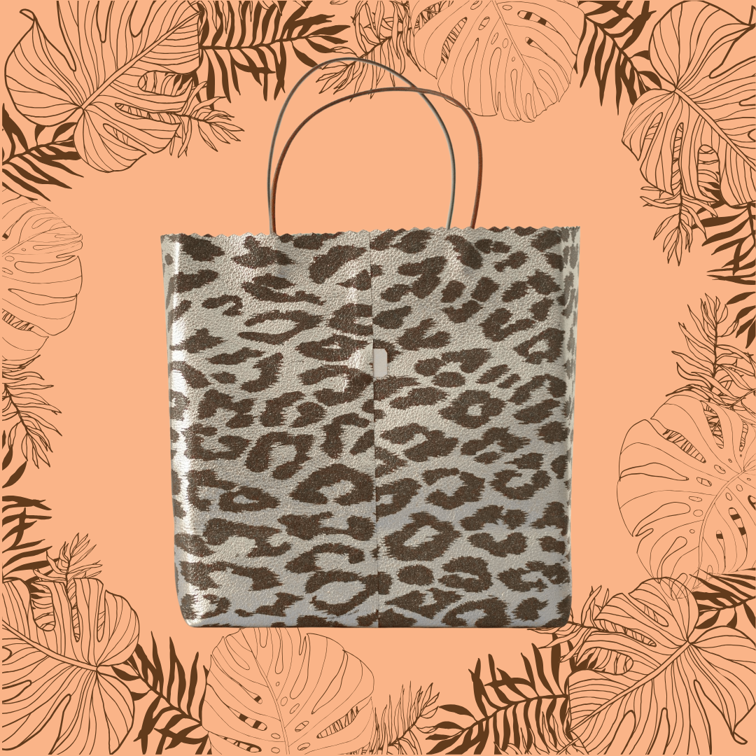 ワケありな逸品──シルバー箔×ダークブラウンのレオパード柄レザーで仕立てた、唯一無二の紙袋風バッグ