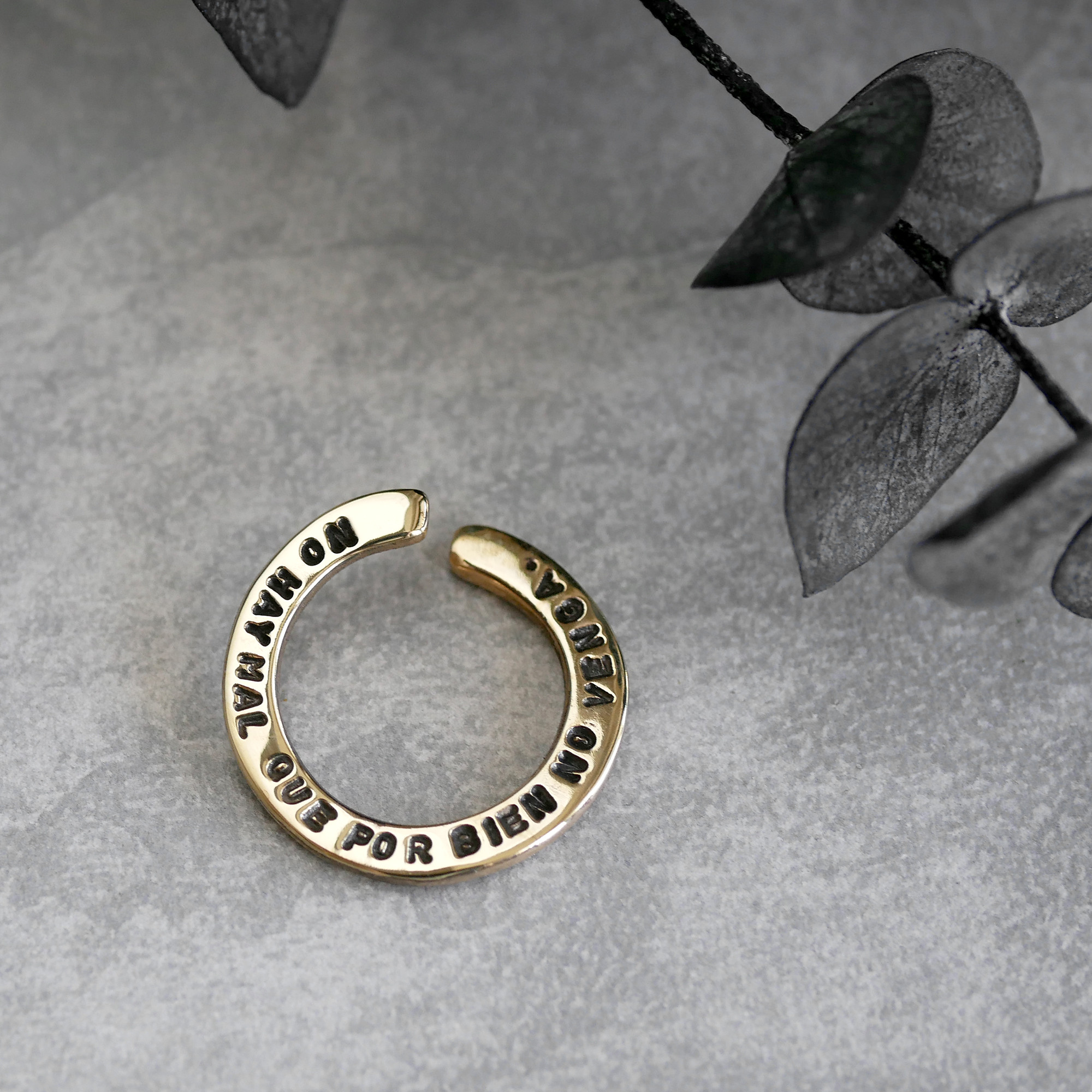 【再販】スリットイヤカフ メッセージ / brass　C149