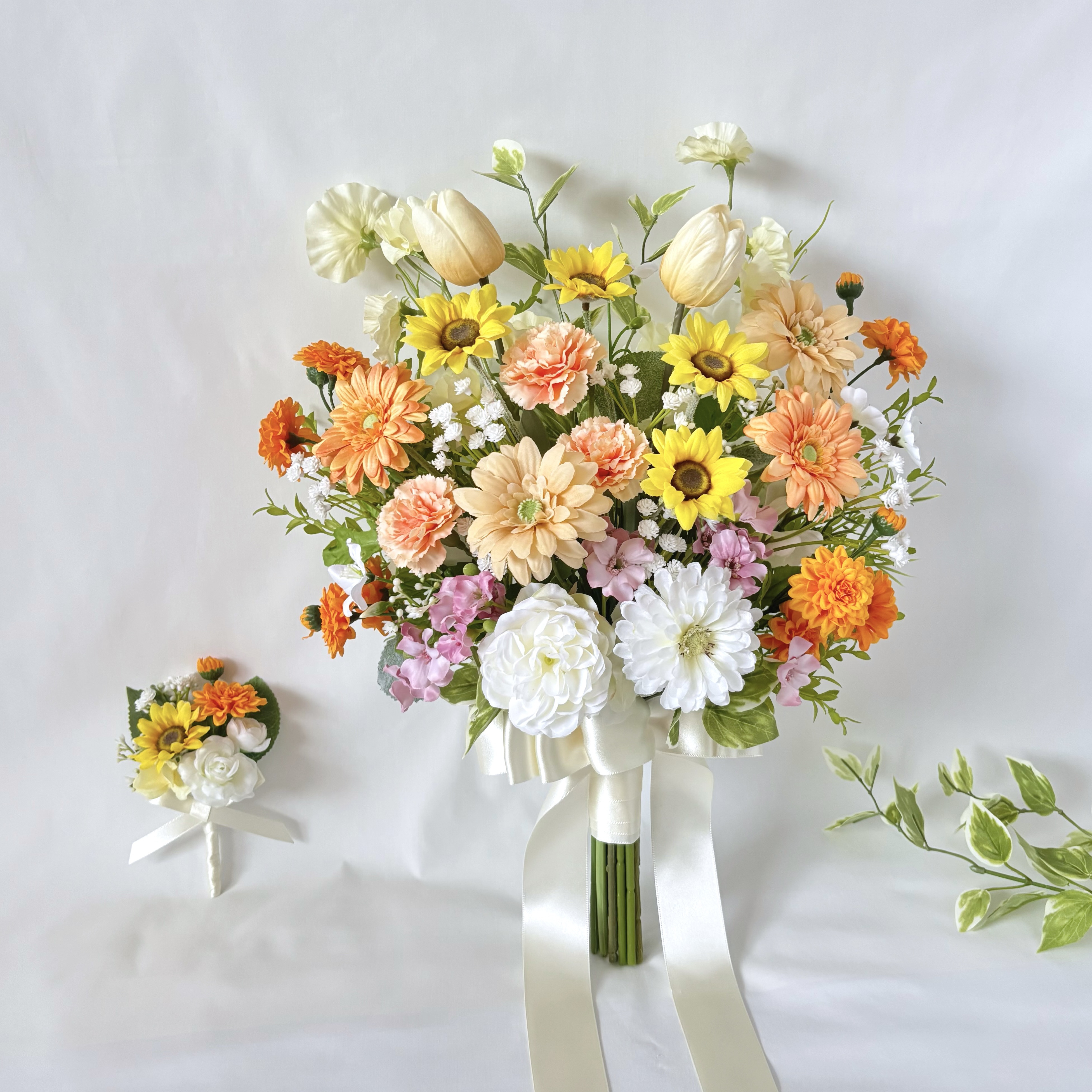 【受注再販】ひまわり と ガーベラ のガーデン風 クラッチブーケ（造花・ウェディング・結婚式・前撮り・フォト・ブーケ）