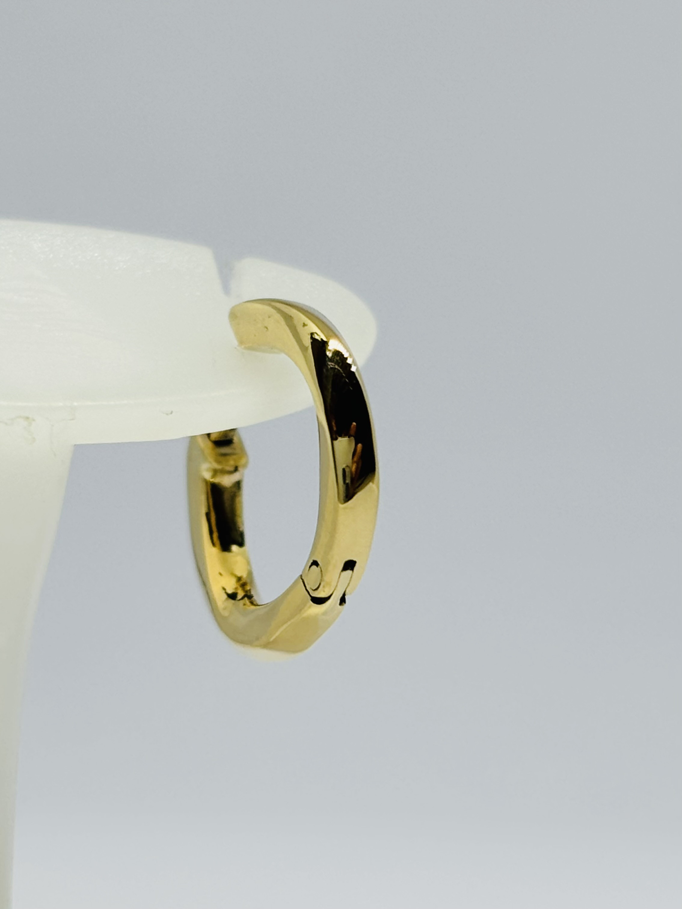 《twist hoop》18Kピアス｜ひねりデザイン・ゴールド・片耳用・上質・ユニセックス・ギフトにも