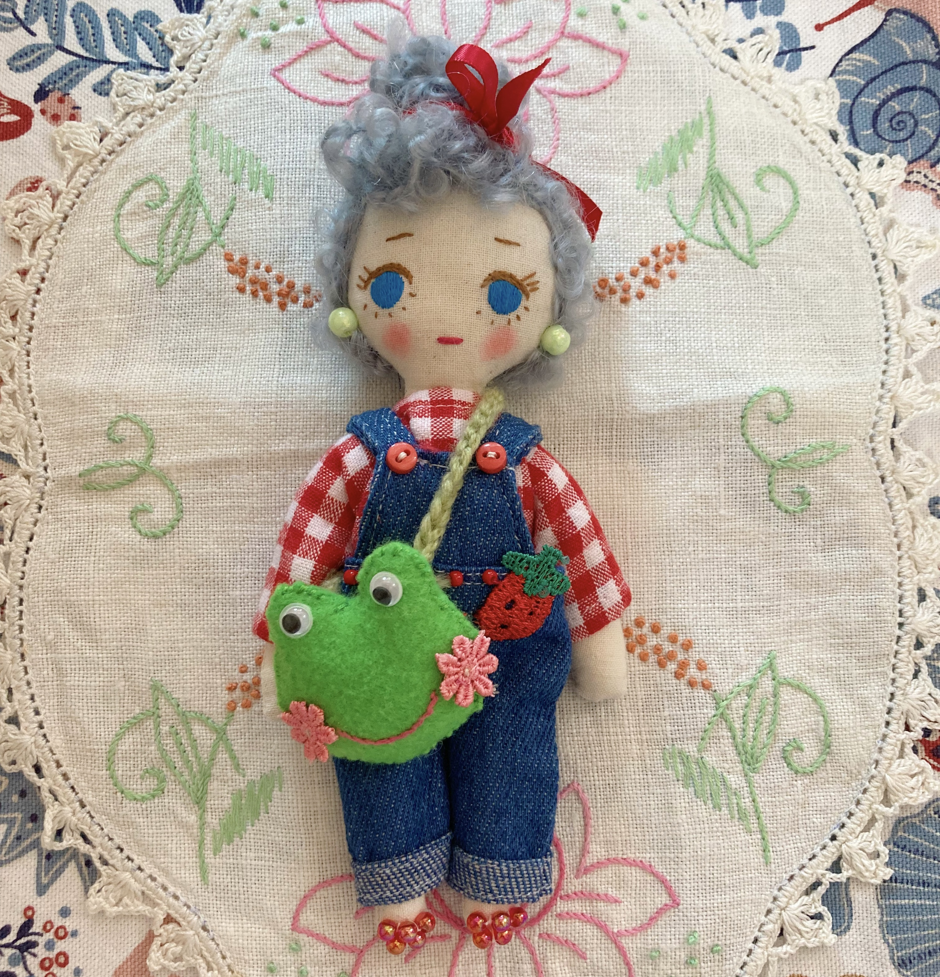 ブルーアイのもえちゃんサロペットコーデ　ドールチャーム　バックチャーム　布人形　マスコットNO328