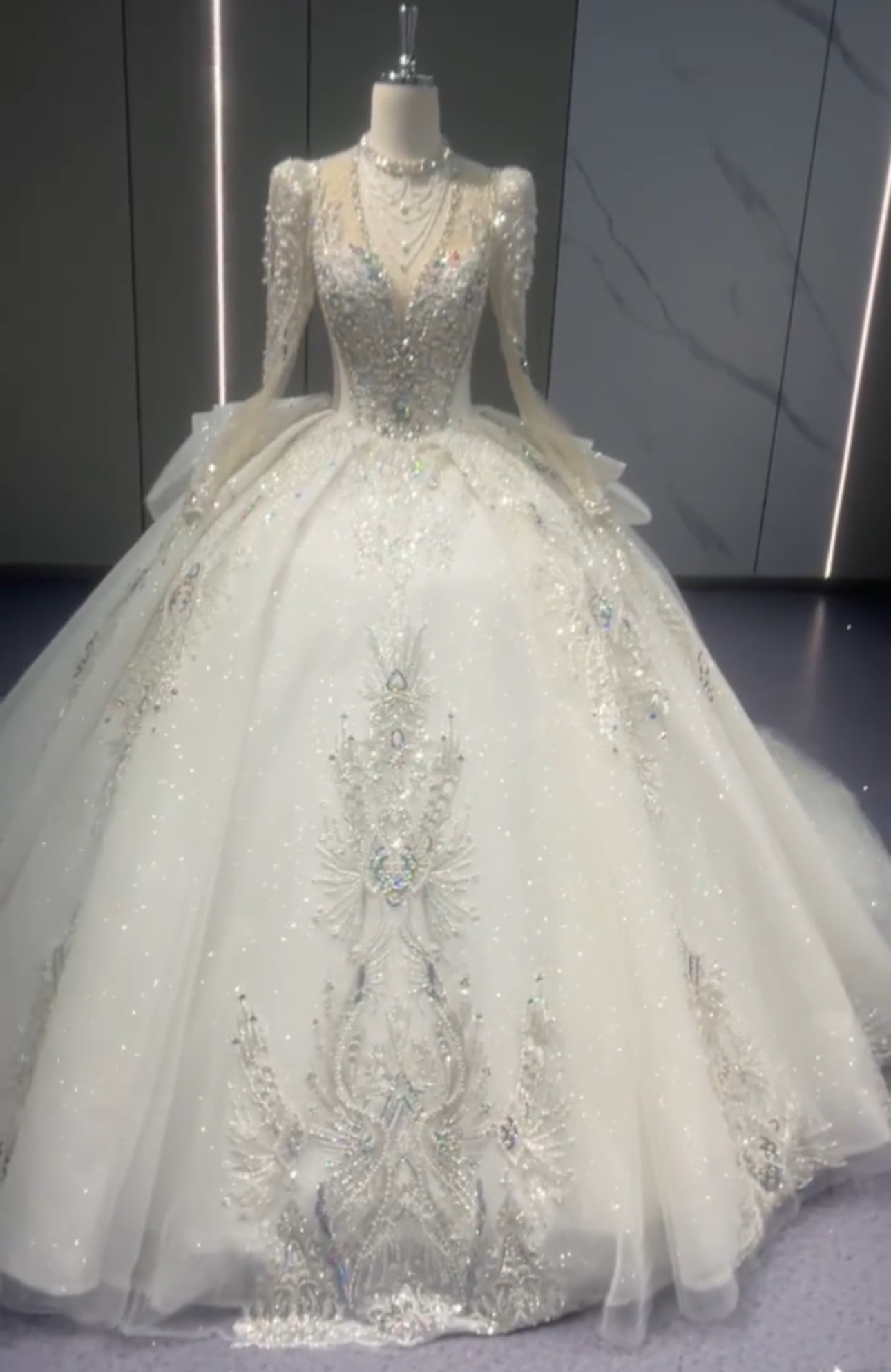 女王派　クラシカル　vネック　大人気　チューる　トレーン　背中空き　編み上げサイズオーダー可能　ブライダル結婚式前撮り