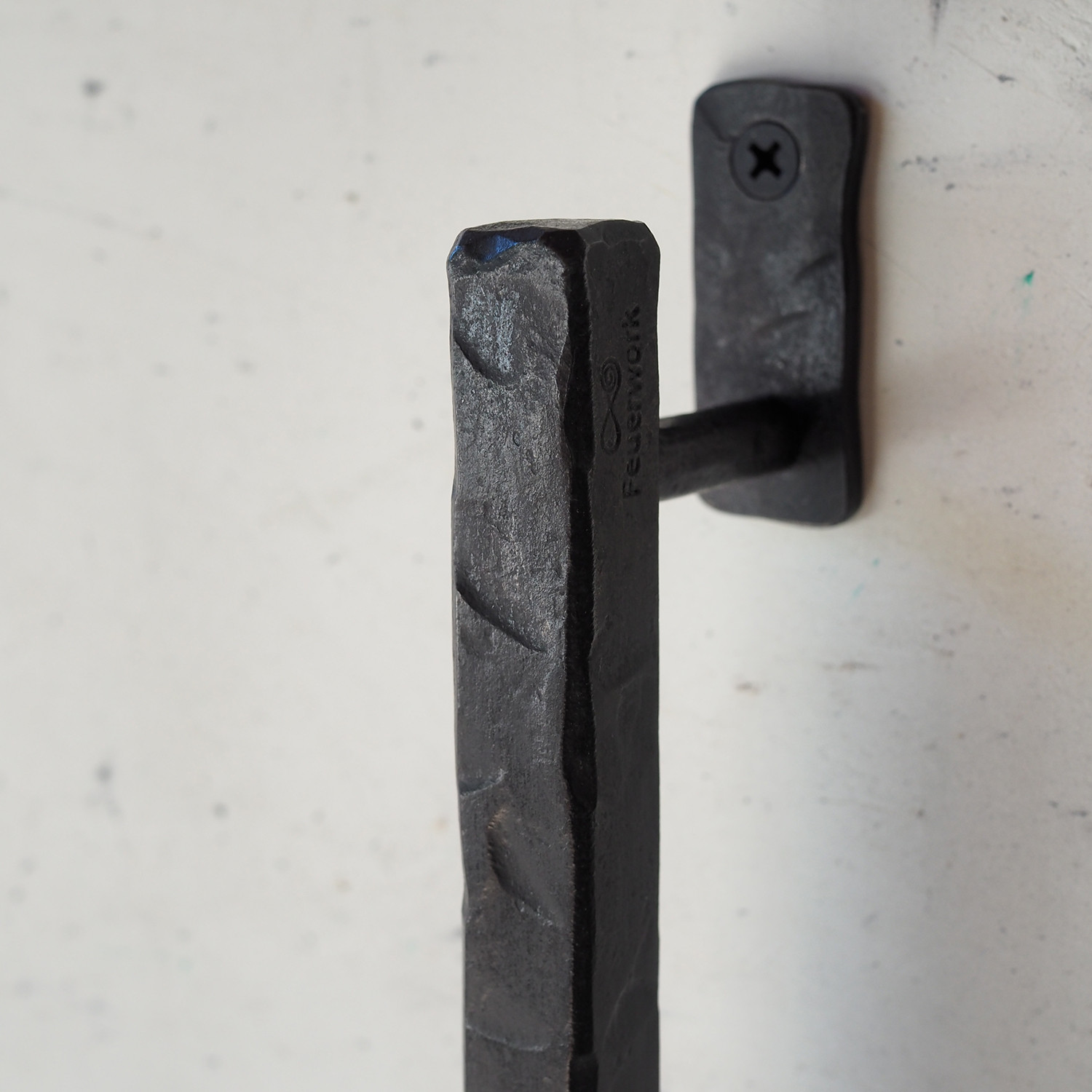 【ロートアイアンのドアハンドル】角16㎜ 長さ50㎝ 無垢角鉄・鍛造 取っ手｜アイアンバー ・手すり・傘かけ｜建築金物 10,150円