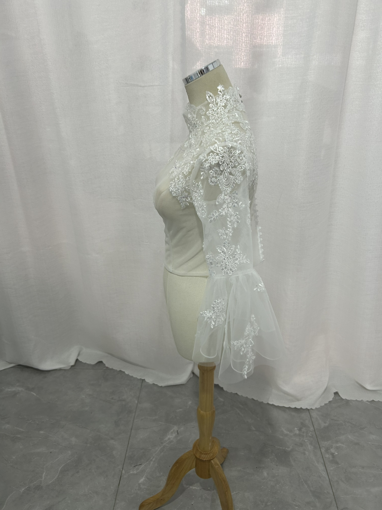 ボレロ ふんわり袖 ハイネック キラキラ光る刺繍 くるみボタン 可愛い 花嫁