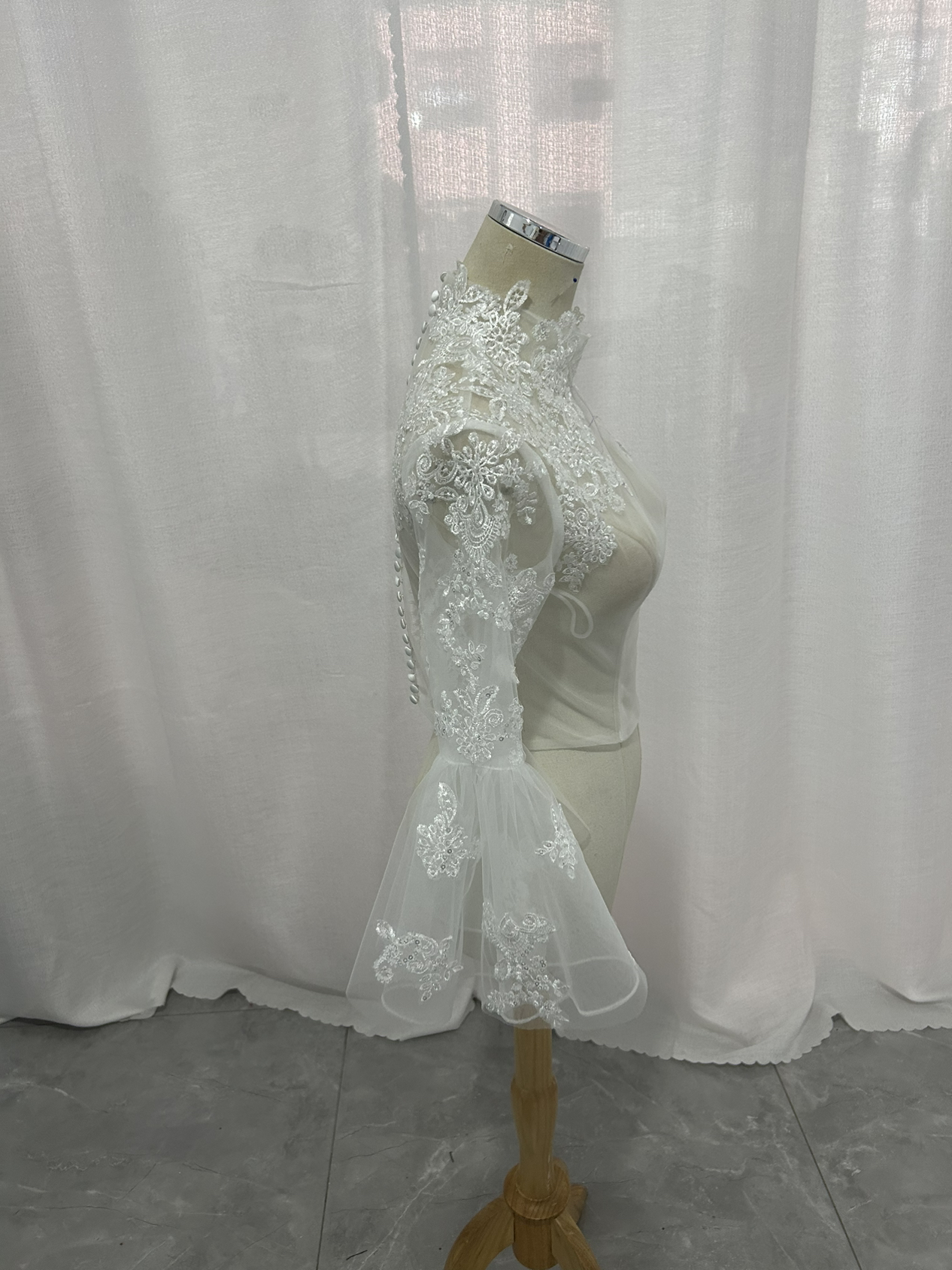 ボレロ ふんわり袖 ハイネック キラキラ光る刺繍 くるみボタン 可愛い 花嫁