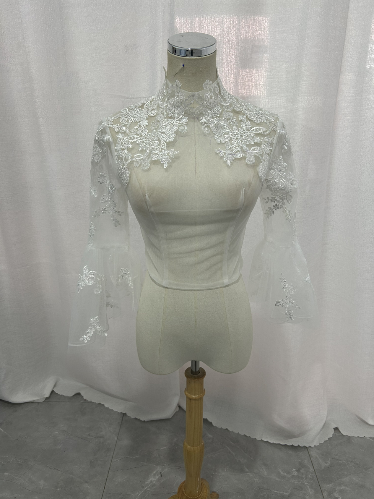 ボレロ ふんわり袖 ハイネック キラキラ光る刺繍 くるみボタン 可愛い 花嫁