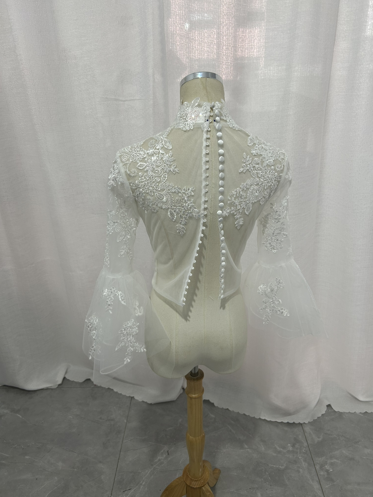 ボレロ ふんわり袖 ハイネック キラキラ光る刺繍 くるみボタン 可愛い 花嫁