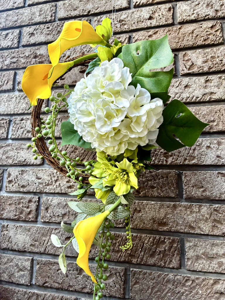 【インテリア　プレゼント】あじさい＆カラーとクリスマスローズの縦長リース 　アーティフィシャルフラワー