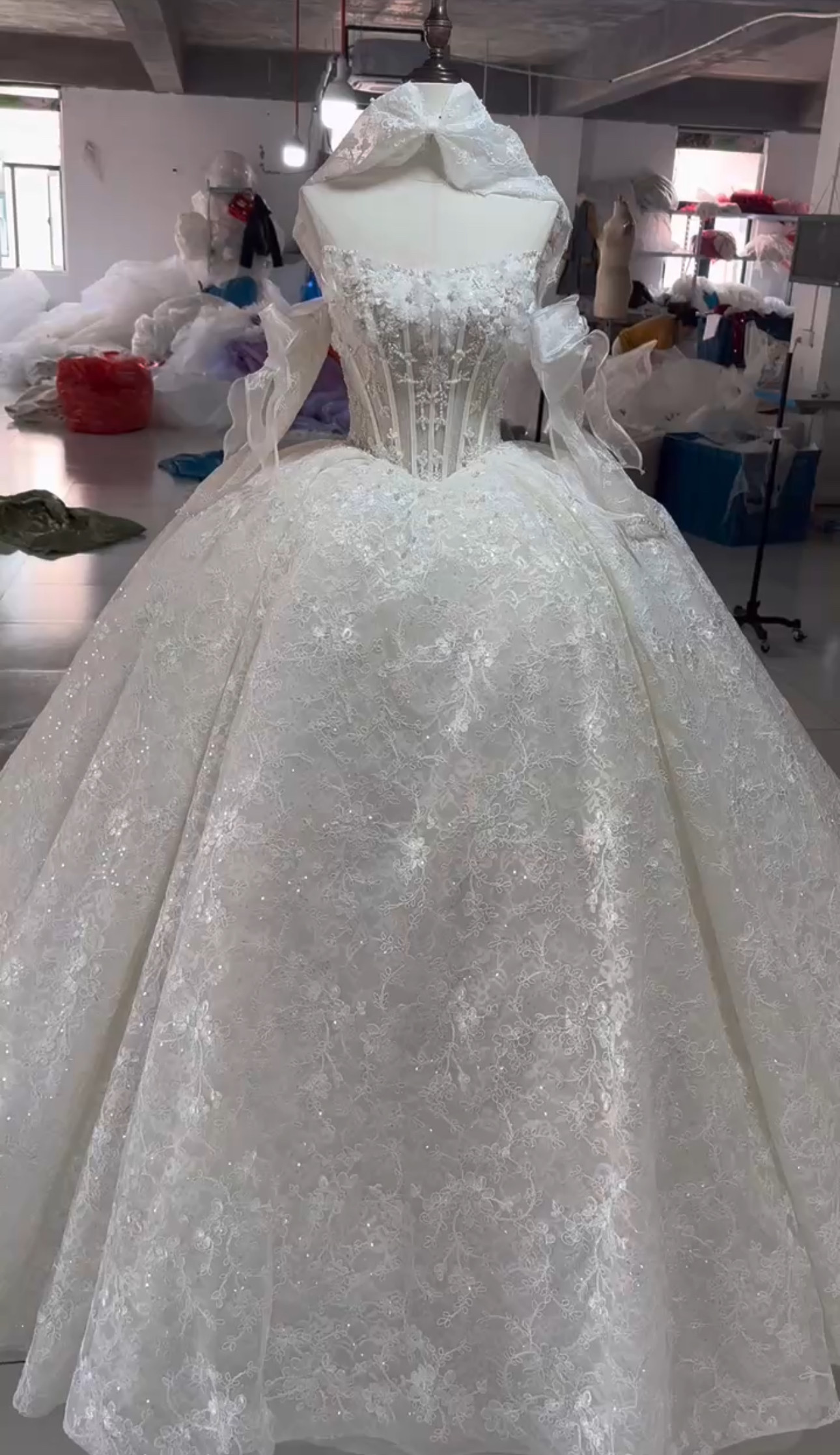 上品　オフショルダー　高品質保証フレアスカート　お花柄　咲き誇る小花刺繍　白ホワイト　ブライダル　二次会披露宴本命ドレス