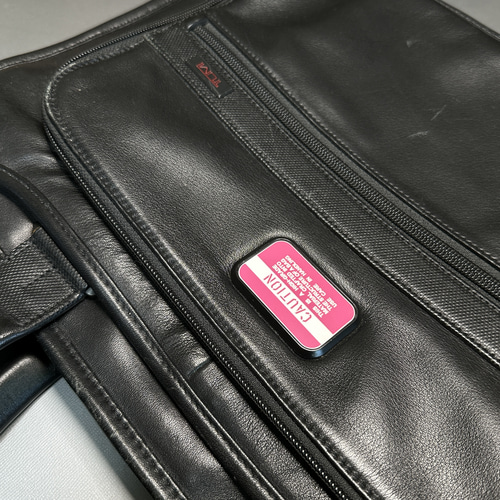 ◇ TUMIバッグ カスタムプレート CAUTION ピンクxホワイト 30x50mm