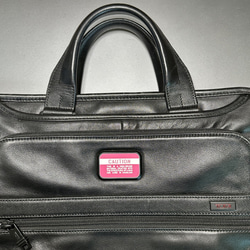 ◇ TUMIバッグ カスタムプレート CAUTION ピンクxホワイト 30x50mm