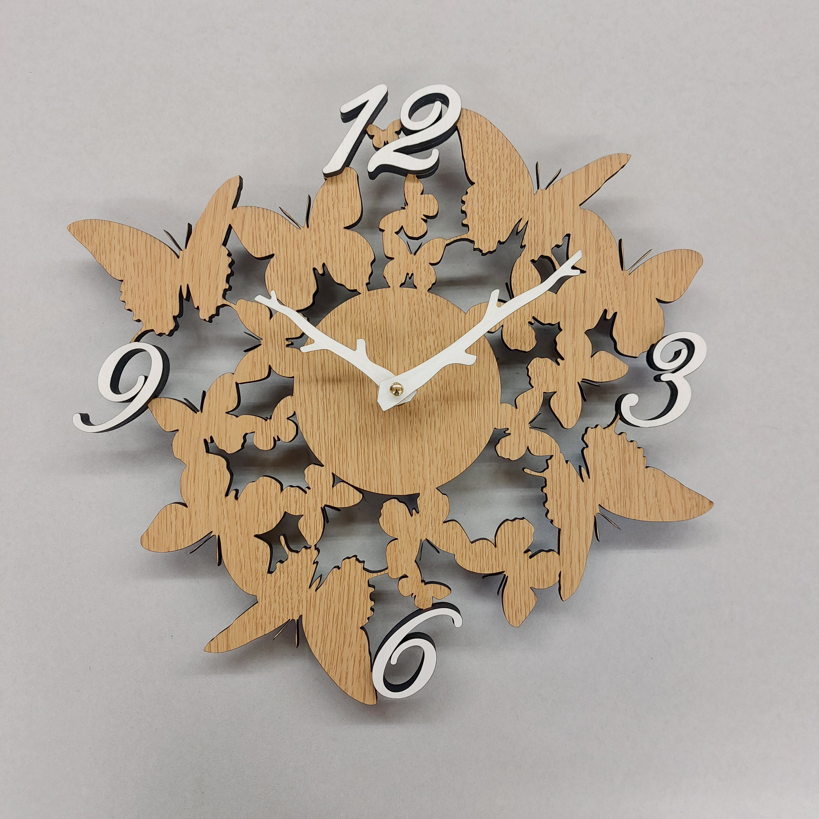 【期間限定値下げ3000円引き】北欧風　立体的な蝶のデザイン木製掛け時計　ベージュ　静音タイプ