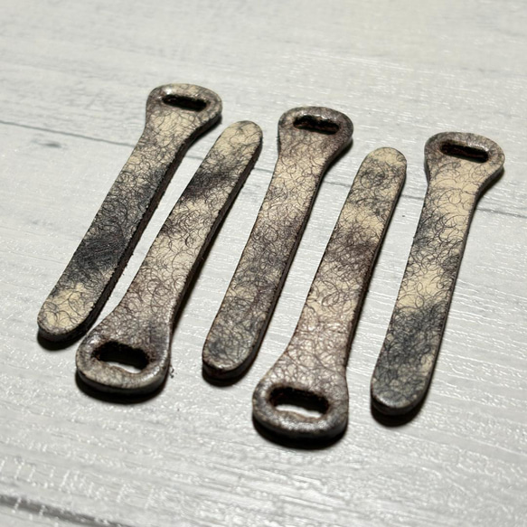 【1点もの】良質なイタリアンレザーで作るジッパータブ ブラウンシュガー ５本 1枚目の画像