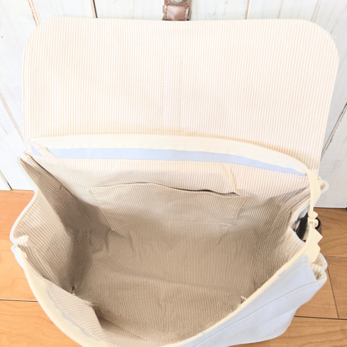 大きな大きな目玉が付いた四角いリュック 大きな大きな目玉が付いた四角いリュック 大きな大きな目玉が