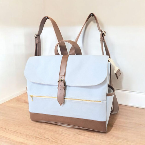 大きな大きな目玉が付いた四角いリュック 58e51fbf70e83a1750fa937be211a1