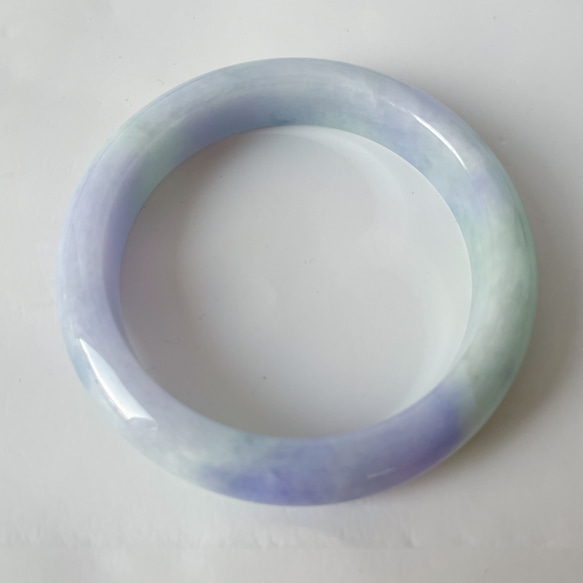 【新入荷】本翡翠保証‼️天然翡翠ラベンダー色バングル　内径約56.9mm 鑑定書付 2枚目の画像