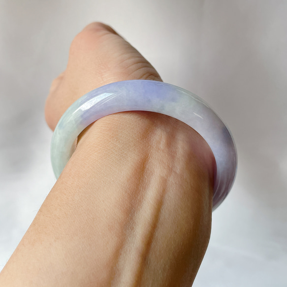【新入荷】本翡翠保証‼️天然翡翠ラベンダー色バングル　内径約56.9mm 鑑定書付 10枚目の画像