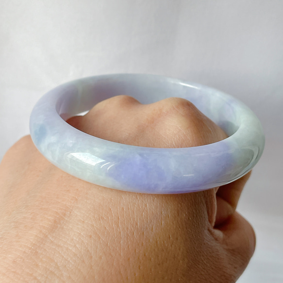 【新入荷】本翡翠保証‼️天然翡翠ラベンダー色バングル　内径約56.9mm 鑑定書付 5枚目の画像