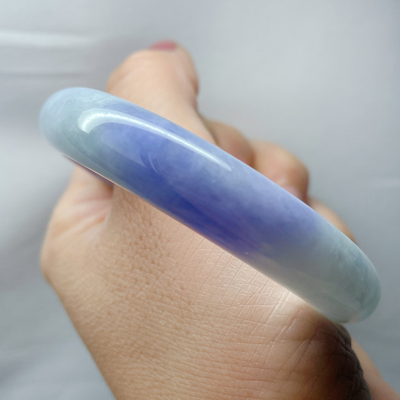 【新入荷】本翡翠保証‼️天然翡翠ラベンダー色バングル　内径約56.9mm 鑑定書付 3枚目の画像