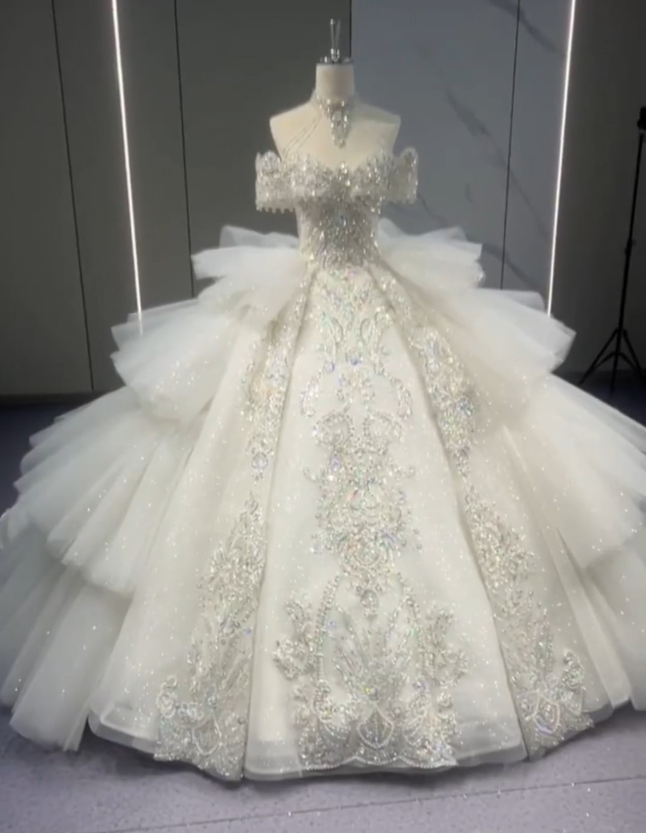 輝く光彩を放つ　オフショルダー　二の腕カバー　グッリターキラキラドレス　ブライダル　二の腕カバー　ラッフルスカート　挙式