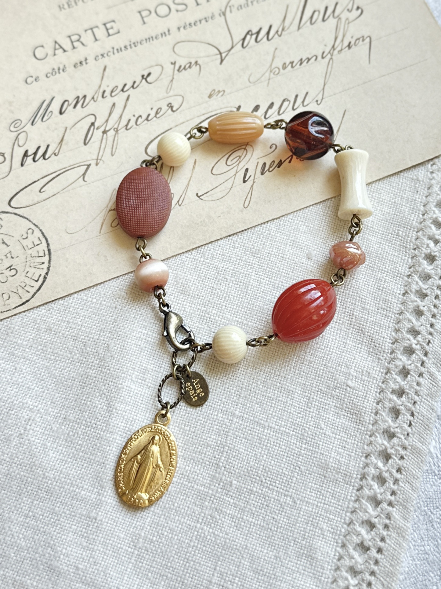 フランスのメダイとヴィンテージビーズのブレスレット・カーネリアンクリーム