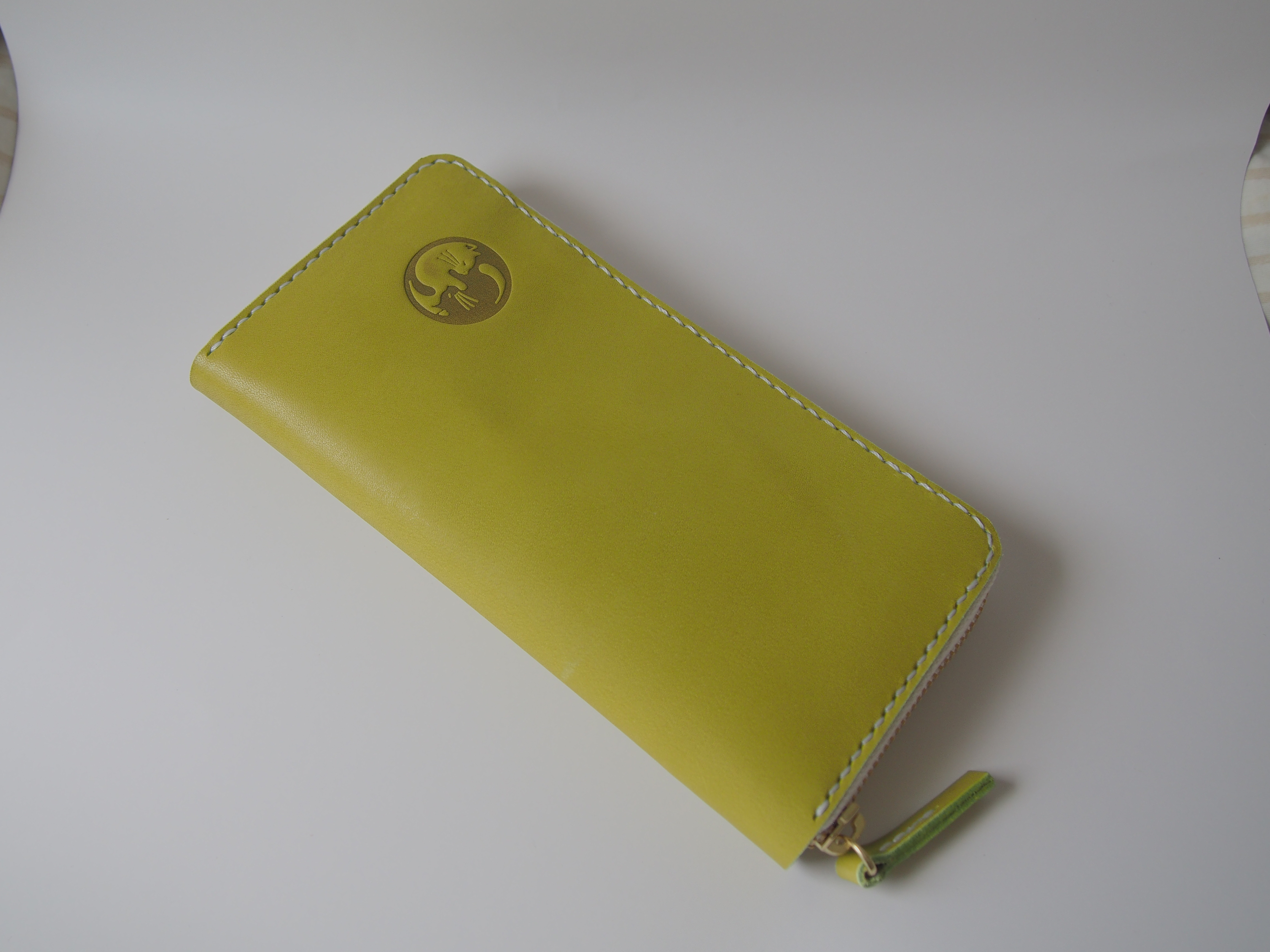 ラウンドファスナー長財布　眠り猫　猫　陽陰　肉球　たつのレザー　本革　抹茶グリーン色（薄緑）