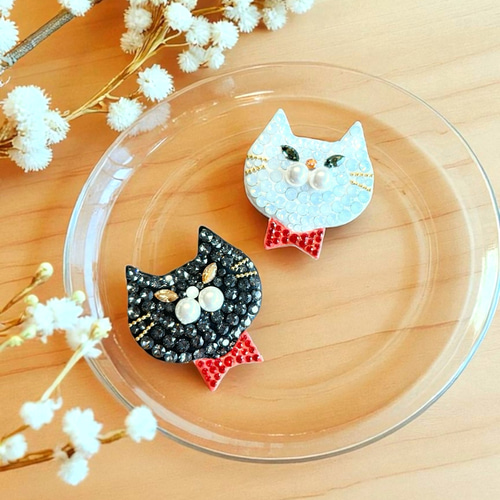 ブローチ　ハロウィン　白猫　オーロラ　レジン スワロフスキー 猫 ブローチ 立派なひげ袋 パール 白猫 黒猫 ブローチ