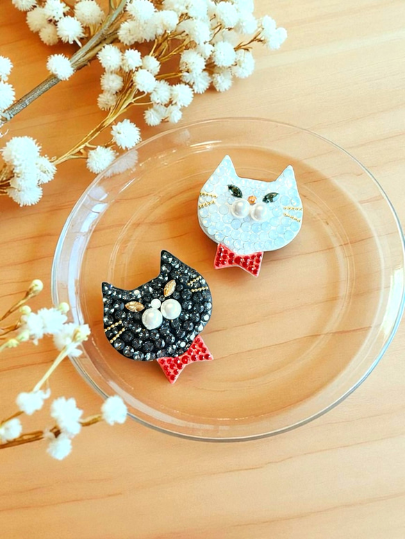 ブローチ　ハロウィン　白猫　オーロラ　レジン スワロフスキー 猫 ブローチ 立派なひげ袋 パール 白猫 黒猫 ブローチ