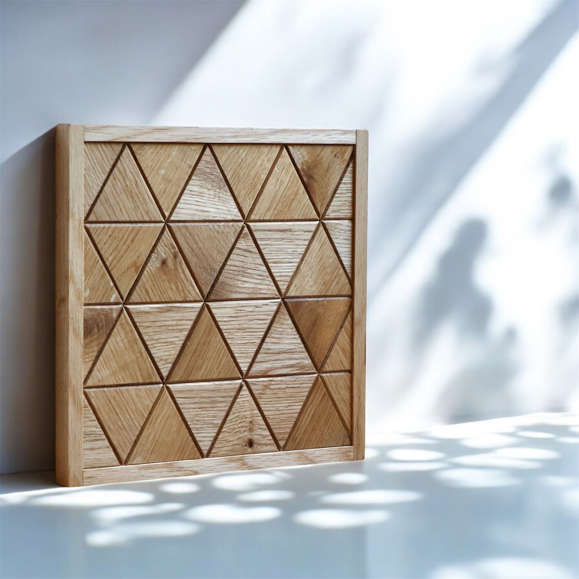 木の表情を楽しむウッドパネル〈三角模様 × ナラ〉