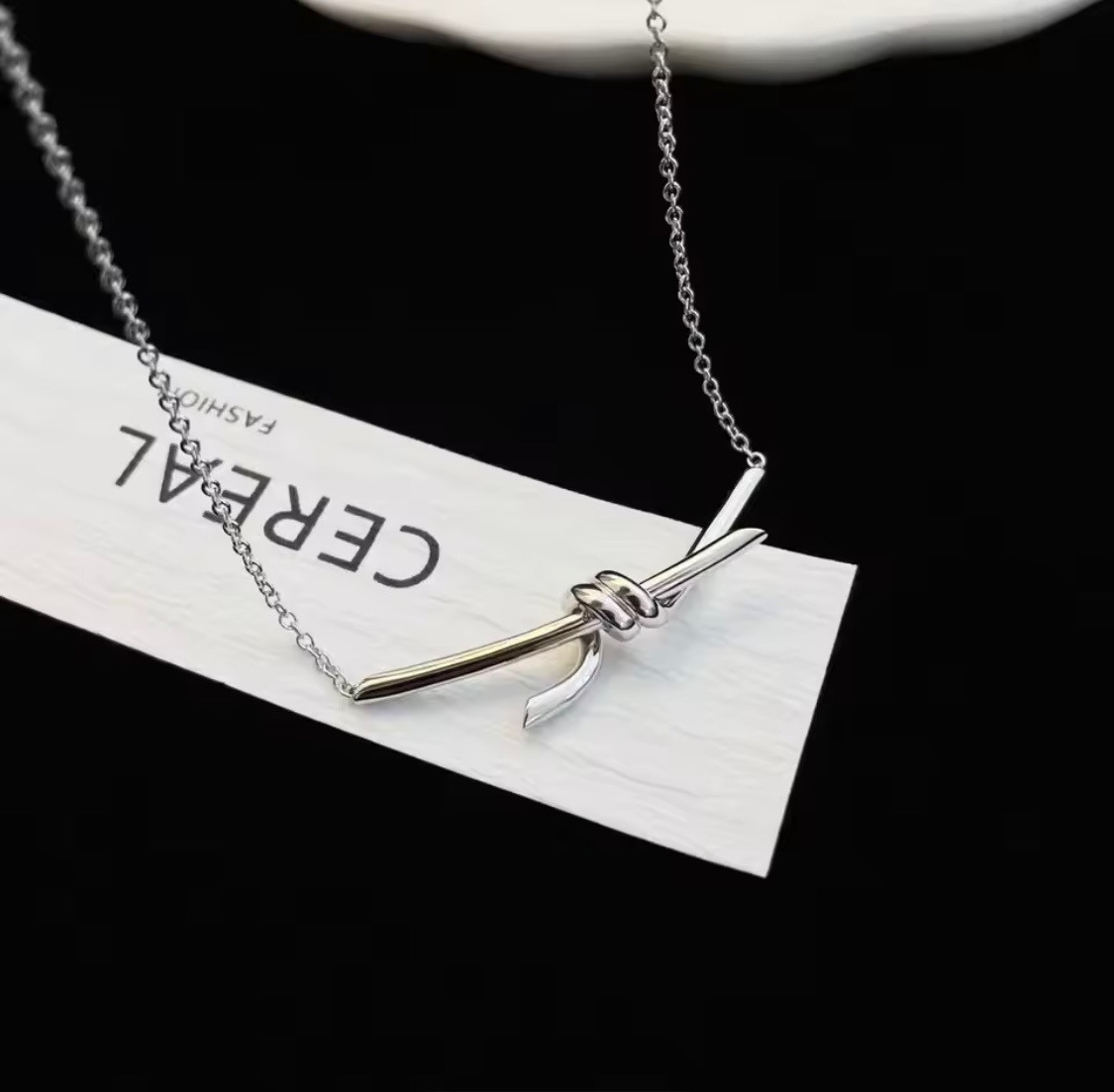 送料無料！高品質！WGリボン結び目ノットシンプルネックレス