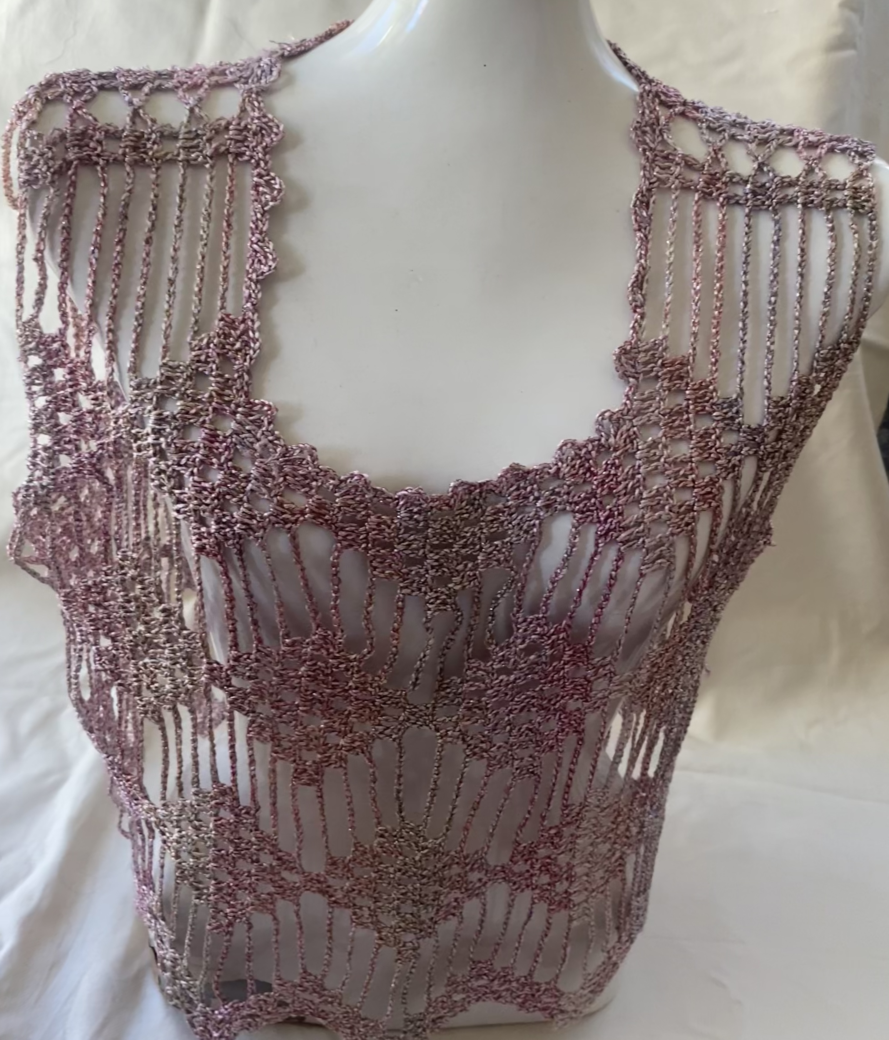 手編みニット深めUネックベスト☆スクエアモチーフ透かし編みピンク