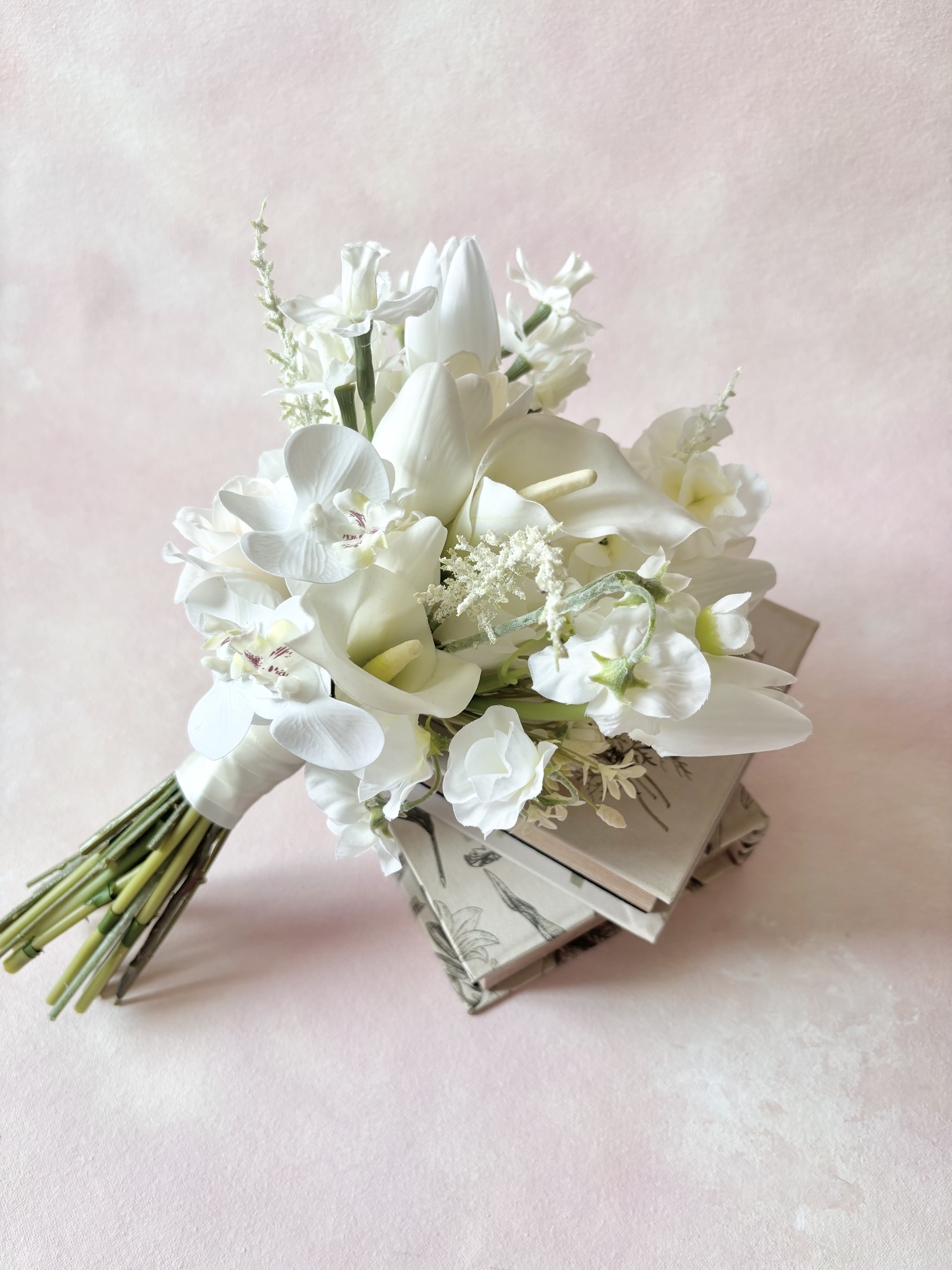 カラーと胡蝶蘭のホワイトブーケ　【ブートニア付き】韓国ブーケ