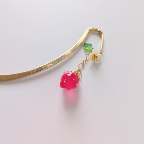 苺のしおり　ブックマーカー　ブックマーク　いちご　栞　読書　本　手帳　スケジュール帳　日記　帯飾り　文庫本　雑誌　挟む　 1枚目の画像