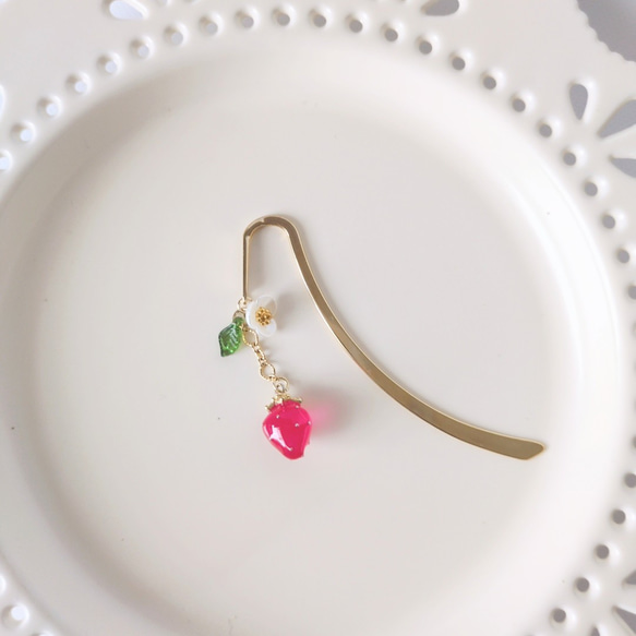 苺のしおり　ブックマーカー　ブックマーク　いちご　栞　読書　本　手帳　スケジュール帳　日記　帯飾り　文庫本　雑誌　挟む　 3枚目の画像