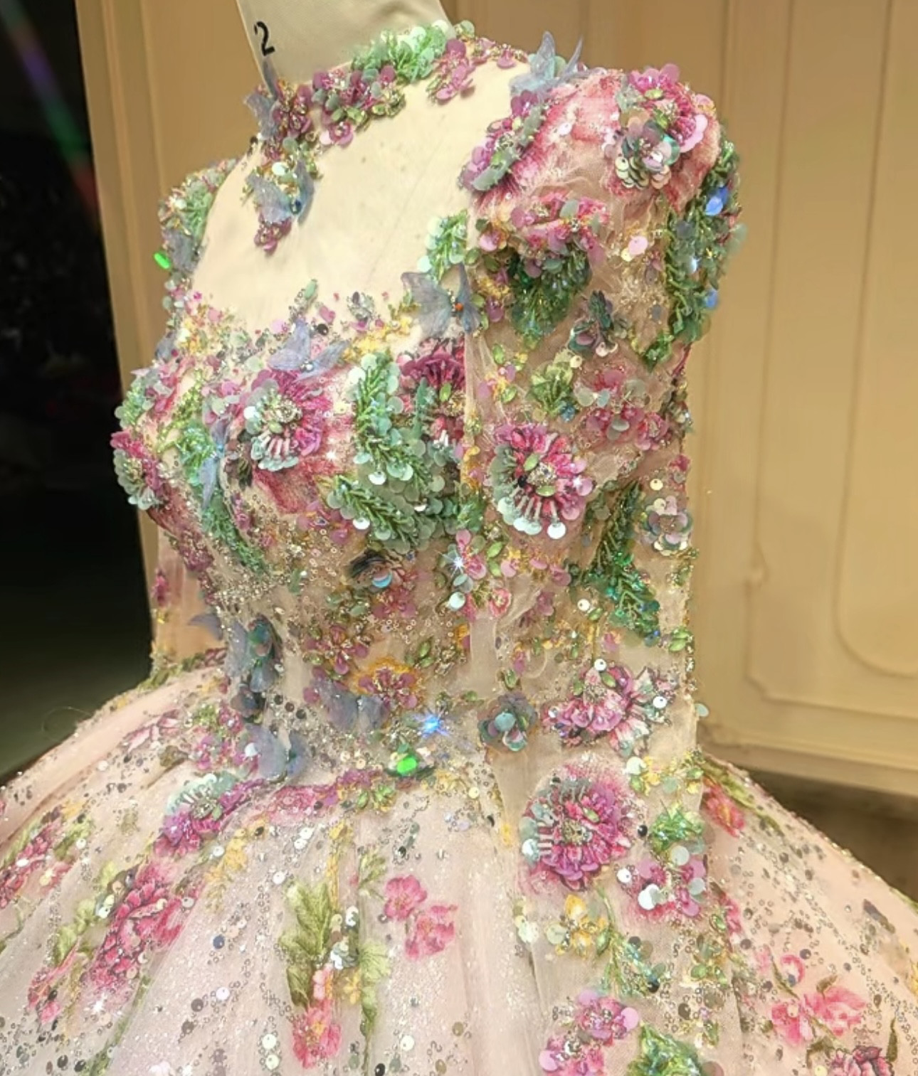 新作見逃さない　カラフル刺繍　カラードレス　憧れのドレス　プリンセスライン　長袖シースル　編みあげ背中空き　ブライダル